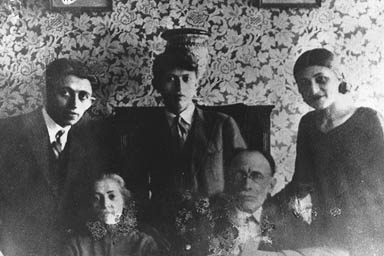 מנחם בגין (שמאל) בצעירותו עם משפחתו