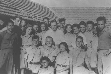 בגין עם משוחררי האצ''ל 1948